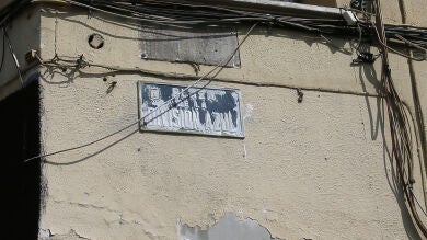 Tapan con pintura blanca el nombre de la plaza División Azul de Alicante después de que se repusieran las placas