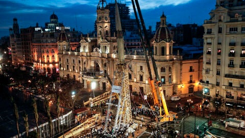Valencia 'planta' la falla m&aacute;s alta de su historia
