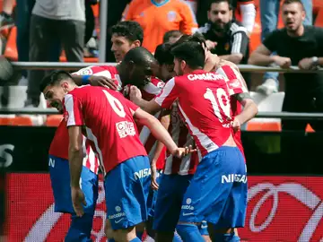 Los jugadores del Sporting celebran el gol de Duje Cop ante el Valencia Los jugadores del Sporting celebran el gol de Duje Cop ante el Valencia