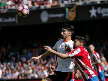 Soler y Carmona luchan por alto la posesión del esférico durante el Valencia - Sporting