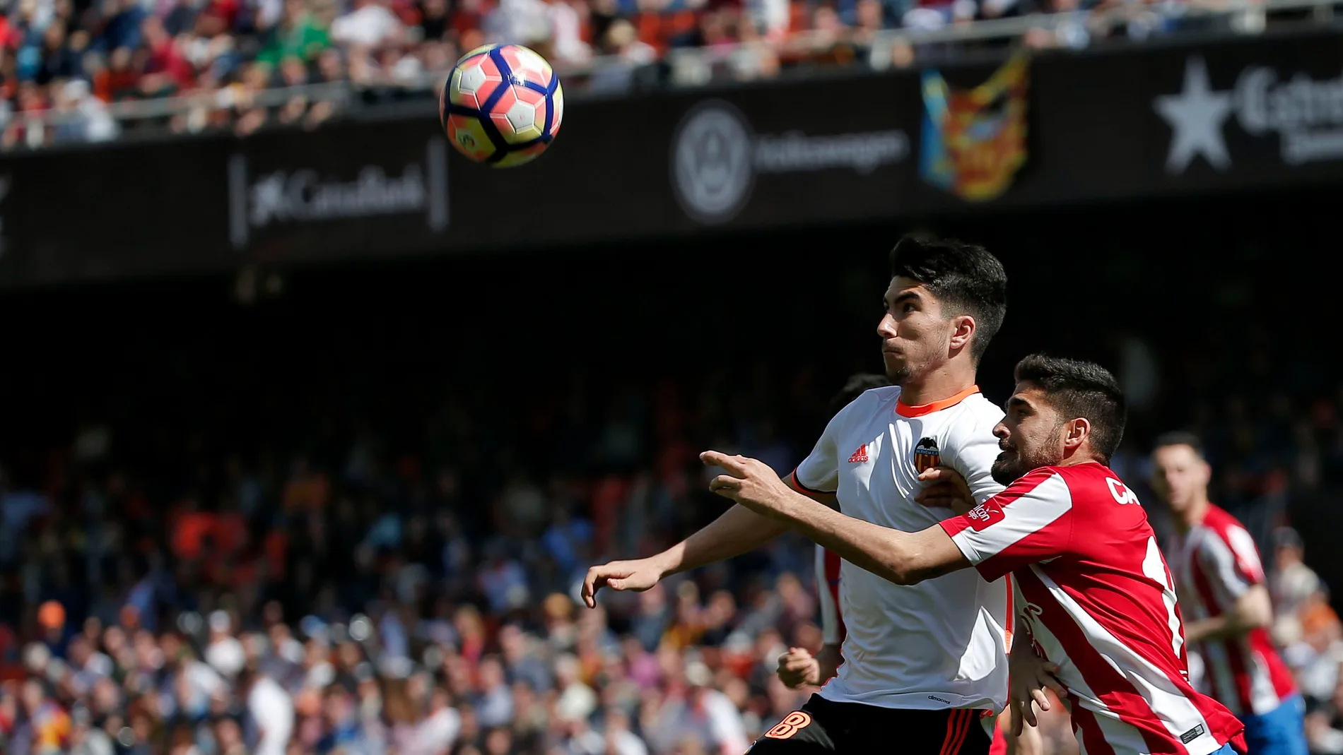 Soler y Carmona luchan por alto la posesión del esférico durante el Valencia - Sporting Soler y Carmona luchan por alto la posesión del esférico durante el Valencia - Sporting