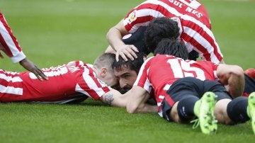 Los jugadores del Athletic celebran el gol de Raúl García ante la Real Sociedad