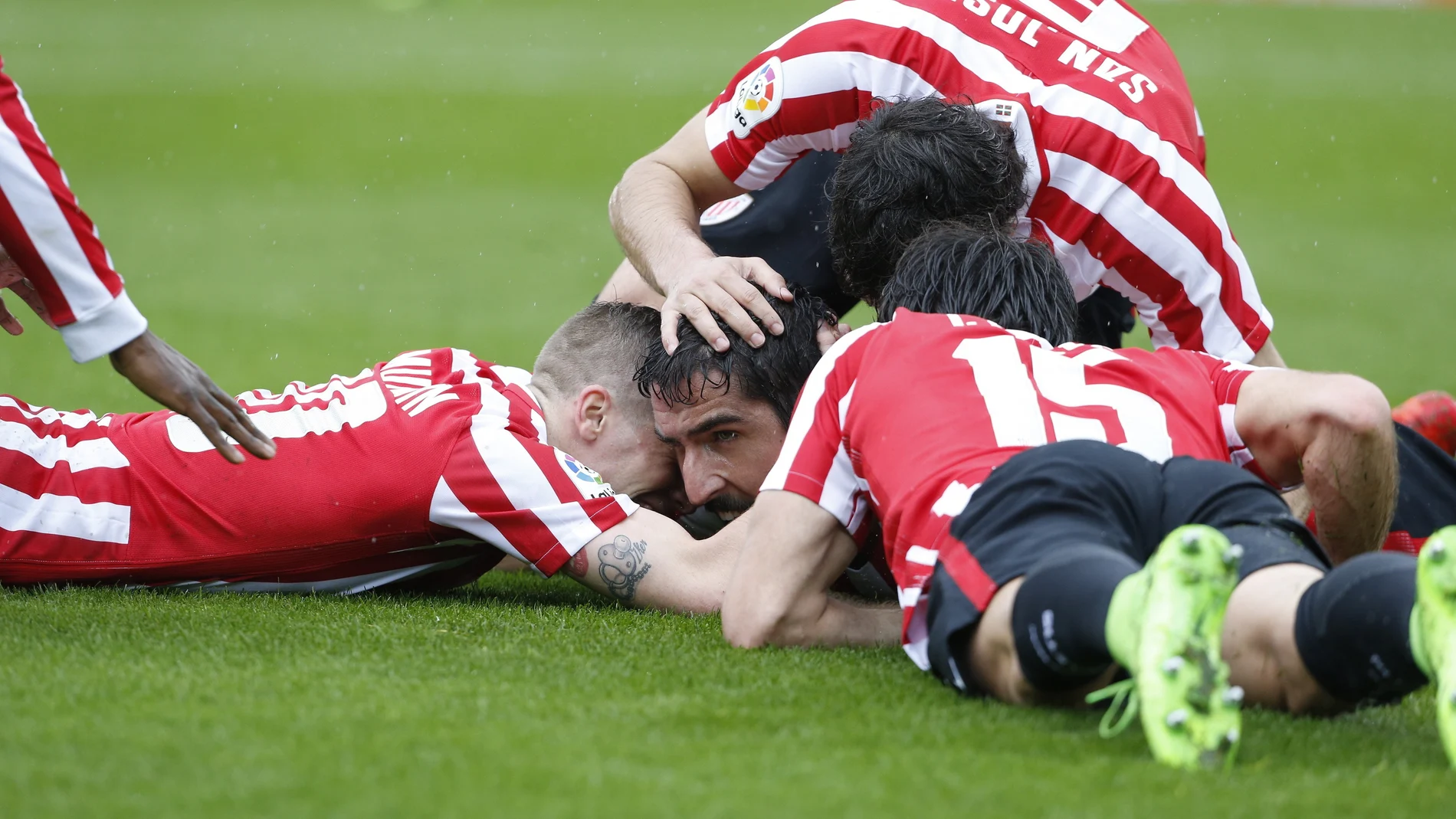 Los jugadores del Athletic celebran el gol de Raúl García ante la Real Sociedad Los jugadores del Athletic celebran el gol de Raúl García ante la Real Sociedad