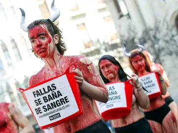 Una veintena de antitaurinos protestando contra el empleo de los toros en Fallas Una veintena de antitaurinos protestando contra el empleo de los toros en Fallas
