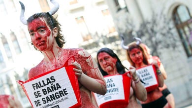 Una veintena de antitaurinos se baña en 'sangre' en Valencia para reivindicar que las Fallas 