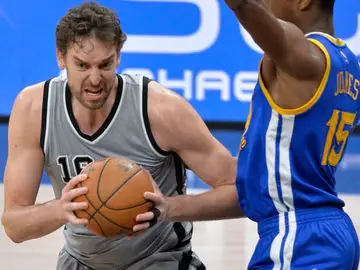 Pau Gasol intenta zafarse de la defensa de Jones Pau Gasol intenta zafarse de la defensa de Jones