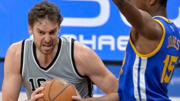 Pau Gasol intenta zafarse de la defensa de Jones