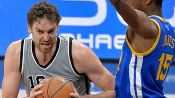 Pau Gasol intenta zafarse de la defensa de Jones Pau Gasol intenta zafarse de la defensa de Jones