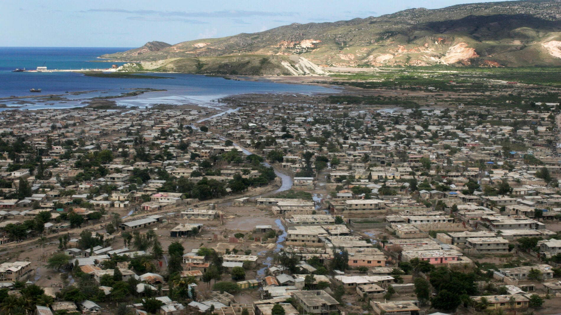 Vista general de Gonaives, la localidad de Hait&iacute; en la ha tenido lugar el accidente