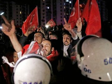 Manifestación ante la Embajada de Holanda en Turquía