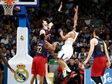 Sergio Llull lanza a canasta ante la defensa de Ante Tomic Sergio Llull lanza a canasta ante la defensa de Ante Tomic
