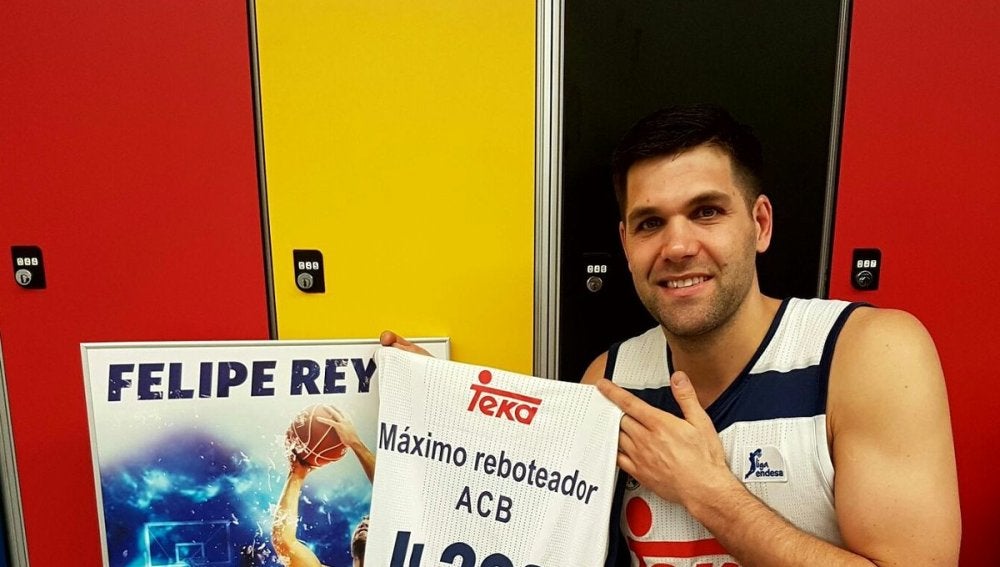 Felipe Reyes, con su camiseta conmemorativa de máximo reboteador en la ACB
