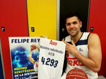 Felipe Reyes, con su camiseta conmemorativa de máximo reboteador en la ACB Felipe Reyes, con su camiseta conmemorativa de máximo reboteador en la ACB
