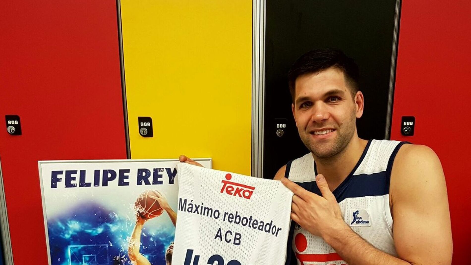 Felipe Reyes, con su camiseta conmemorativa de m&aacute;ximo reboteador en la ACB