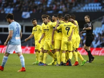 Los jugadores del Villarreal celebran el gol de Soldado contra el Celta