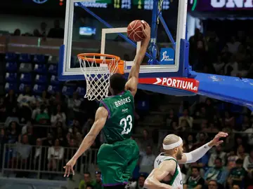 Brooks machaca el aro del Joventut Brooks machaca el aro del Joventut
