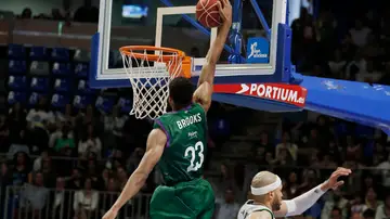 Brooks machaca el aro del Joventut Brooks machaca el aro del Joventut