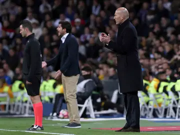 Zidane da órdenes en banda Zidane da órdenes en banda