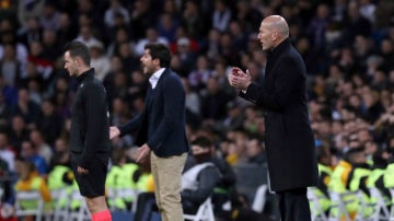 Zidane da órdenes en banda