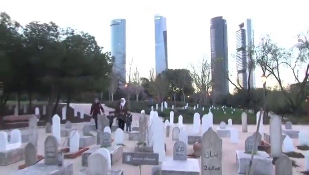 Frame 29.3925 de: Un 'cementerio infinito' aparece en Madrid por los 16.000 niños muertos en la guerra de Siria