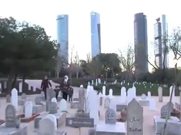 Frame 29.3925 de: Un 'cementerio infinito' aparece en Madrid por los 16.000 niños muertos en la guerra de Siria Frame 29.3925 de: Un 'cementerio infinito' aparece en Madrid por los 16.000 niños muertos en la guerra de Siria