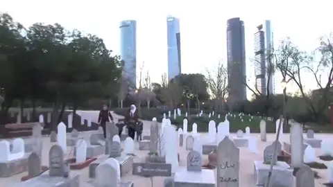 Frame 29.3925 de: Un 'cementerio infinito' aparece en Madrid por los 16.000 niños muertos en la guerra de Siria Frame 29.3925 de: Un 'cementerio infinito' aparece en Madrid por los 16.000 niños muertos en la guerra de Siria