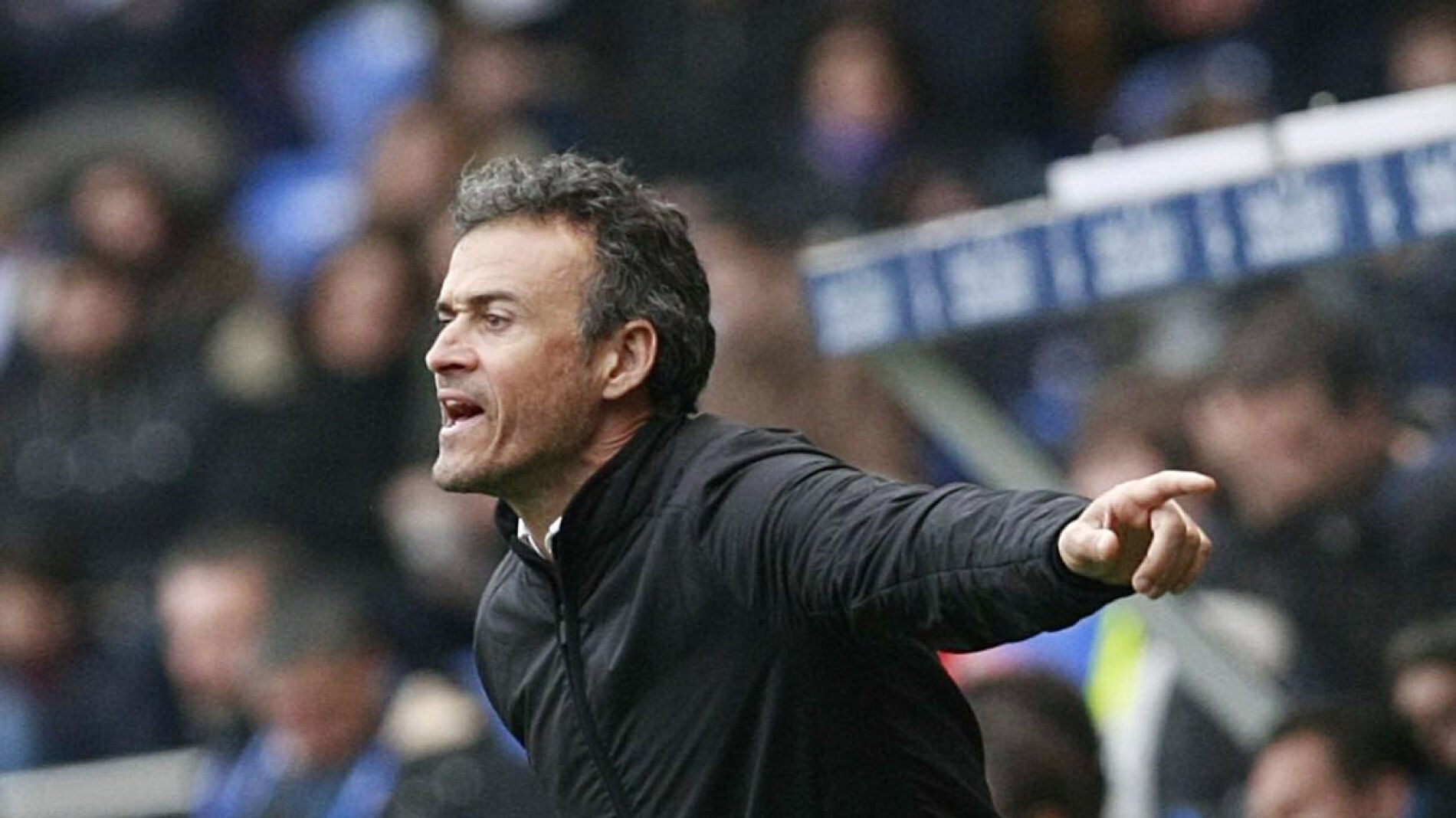 Luis Enrique da indicaciones durante el partido contra el Deportivo
