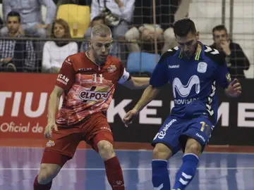 Bruno Nogueira pasa el balón ante Miguelín Bruno Nogueira pasa el balón ante Miguelín