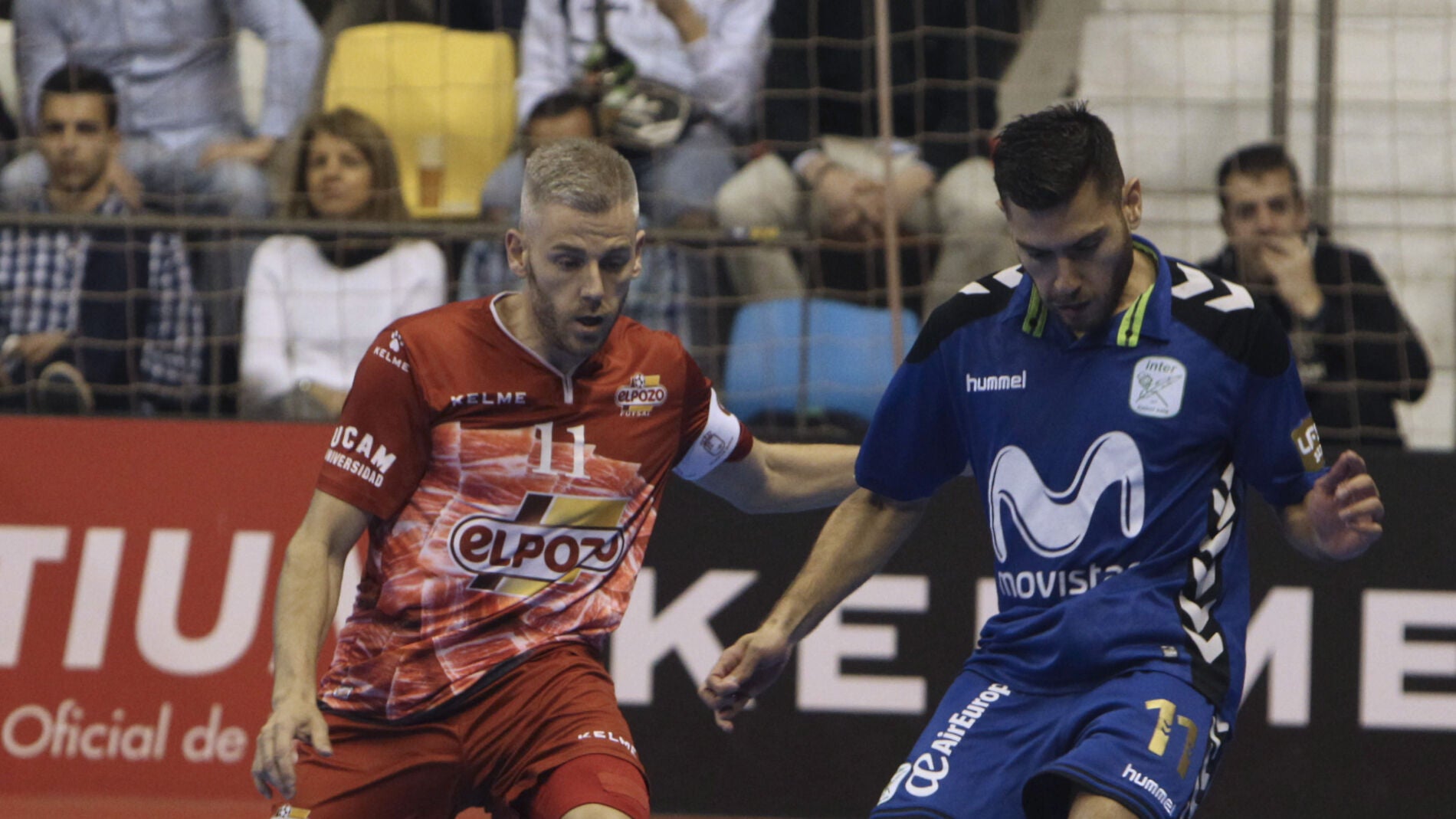 Bruno Nogueira pasa el bal&oacute;n ante Miguel&iacute;n