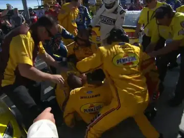 Kyle Busch y Joey Logano peleándose en el boxes Kyle Busch y Joey Logano peleándose en el boxes