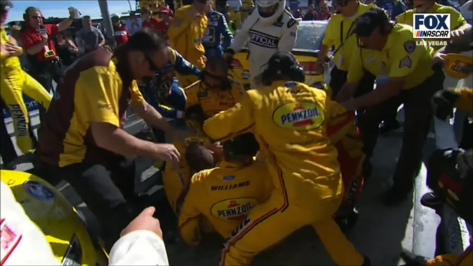 Kyle Busch y Joey Logano peleándose en el boxes Kyle Busch y Joey Logano peleándose en el boxes