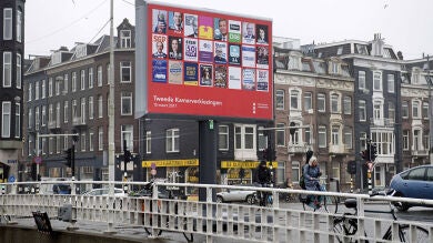 La policía antidisturbios holandesa dispersa con cañones de agua una marcha de ciudadanos turcos en Amsterdam