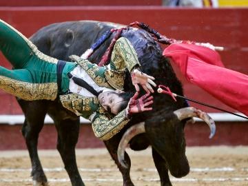 Juan José Padilla resulta cogido por "Hortensia", de la ganadería Fuente Ymbro