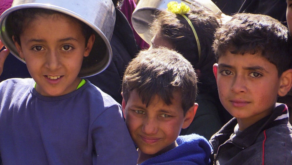 Un grupo de niños sirios en un campamento