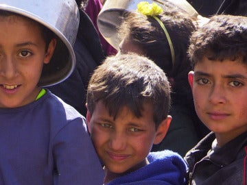 Un grupo de niños sirios en un campamento
