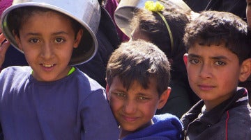 Un grupo de niños sirios en un campamento