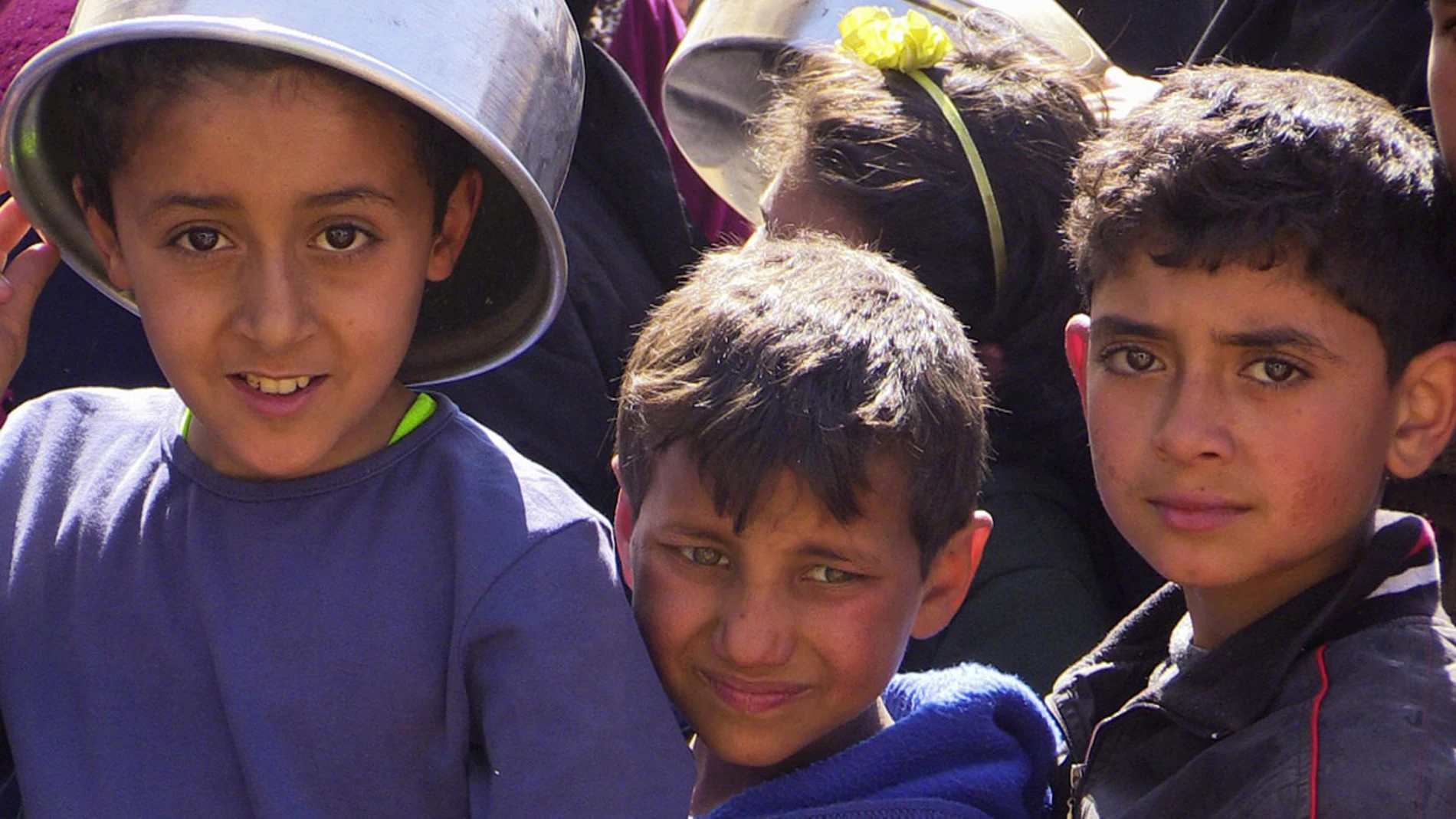 Un grupo de niños sirios en un campamento Un grupo de niños sirios en un campamento