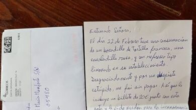 Olvida pagar el bocadillo, la ensaladilla y el refresco que consume en un bar y envía una carta con 20 euros dentro