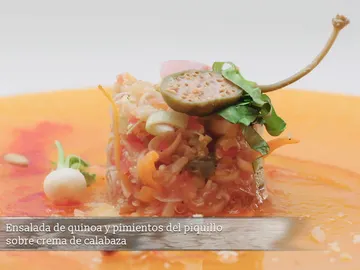 Ensalada de quinoa y pimientos del piquillo sobre crema de calabaza Ensalada de quinoa y pimientos del piquillo sobre crema de calabaza