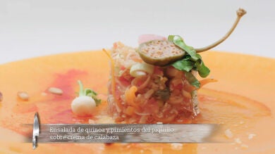 Ensalada de quinoa y pimientos del piquillo sobre crema de calabaza