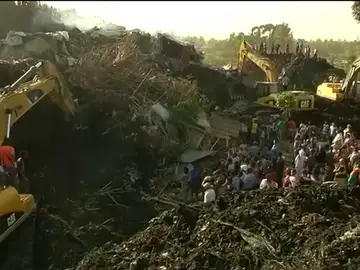 Frame 0.0 de: Al menos 35 muertos y una veintena de heridos tras el derrumbe de una montaña de basura sobre un grupo de personas en la capital de Etiopía Frame 0.0 de: Al menos 35 muertos y una veintena de heridos tras el derrumbe de una montaña de basura sobre un grupo de personas en la capital de Etiopía