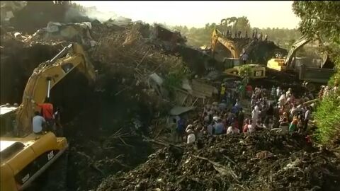 Frame 0.0 de: Al menos 35 muertos y una veintena de heridos tras el derrumbe de una monta&ntilde;a de basura sobre un grupo de personas en la capital de Etiop&iacute;a