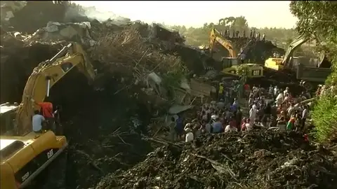 Frame 0.0 de: Al menos 35 muertos y una veintena de heridos tras el derrumbe de una montaña de basura sobre un grupo de personas en la capital de Etiopía Frame 0.0 de: Al menos 35 muertos y una veintena de heridos tras el derrumbe de una montaña de basura sobre un grupo de personas en la capital de Etiopía