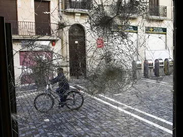 Estado en el que ha quedado el cristal de un local del casco viejo en Pamplona Estado en el que ha quedado el cristal de un local del casco viejo en Pamplona