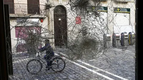 Estado en el que ha quedado el cristal de un local del casco viejo en Pamplona Estado en el que ha quedado el cristal de un local del casco viejo en Pamplona