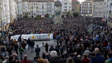 Miles de personas exigen que la central nuclear de Garoña no vuelva a abrir