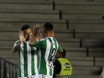 Rubén Castro celebra el 2-0 ante Osasuna