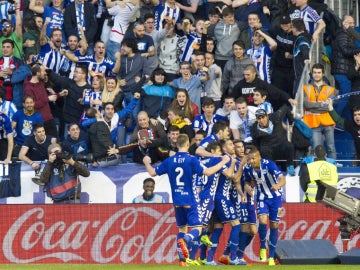 Los jugadores del Alavés celebran un gol