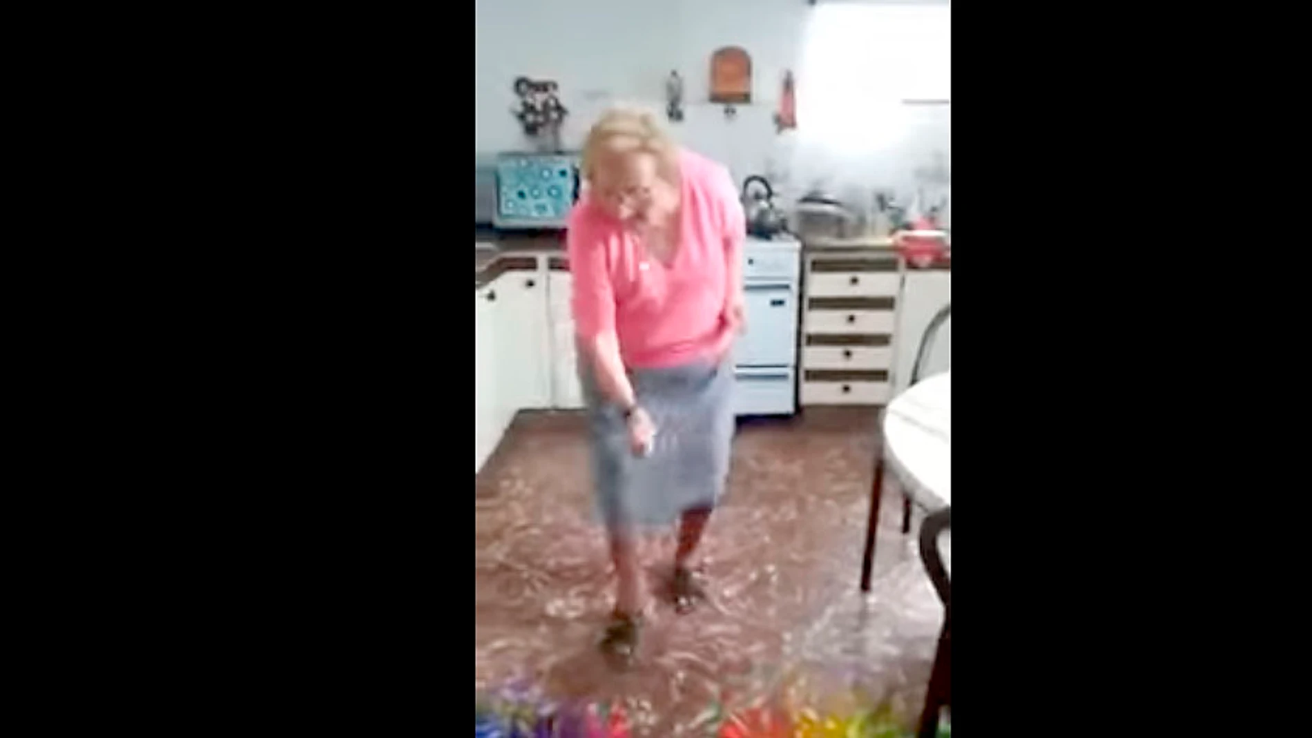 La 'abuela chispita' bailando cumbia