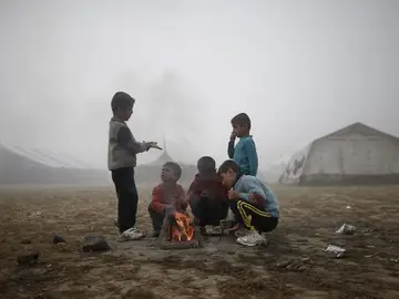 Varios niños en un campo de refugiados Varios niños en un campo de refugiados